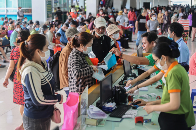 Bệnh nhân chờ khám bệnh tại Bệnh viện Ung Bướu TP HCM cơ sở 2, TP Thủ Đức, ngày 10/6. Ảnh: Quỳnh Trần
