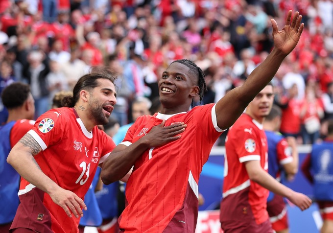 Tiền đạo Embolo mừng bàn ấn định chiến thắng trước Hungary, trên sân RheinEnergieStadion, Cologne, Đức hôm 14/6. Ảnh: Kanal