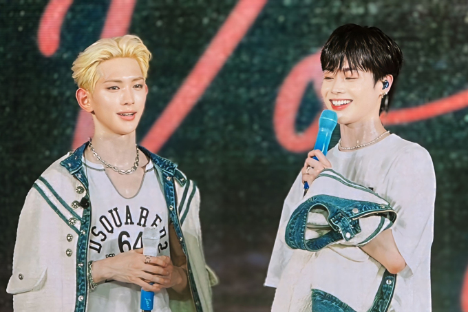Hanbin (phải) bên thành viên Lew của TEMPEST tại concert. Ảnh: Mai Nhật