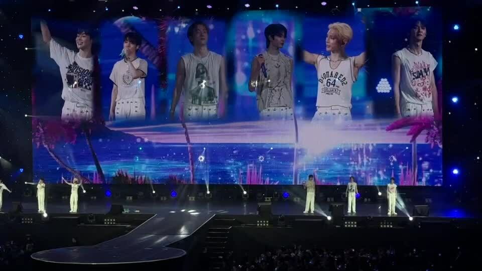 Nhóm Kpop TEMPEST gây bất ngờ khi hát Chiếc khăn gió ấm