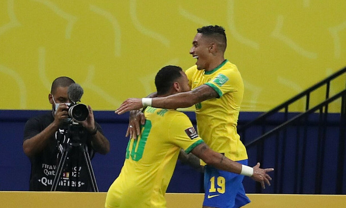 Raphinha (phải) ôm Neymar mừng bàn cho Brazil vào lưới Uruguay ở vòng loại Nam Mỹ, World Cup 2022 ngày 14/10/2021 trên sân Amazonia ở Manaus, Brazil. Ảnh: Reuters